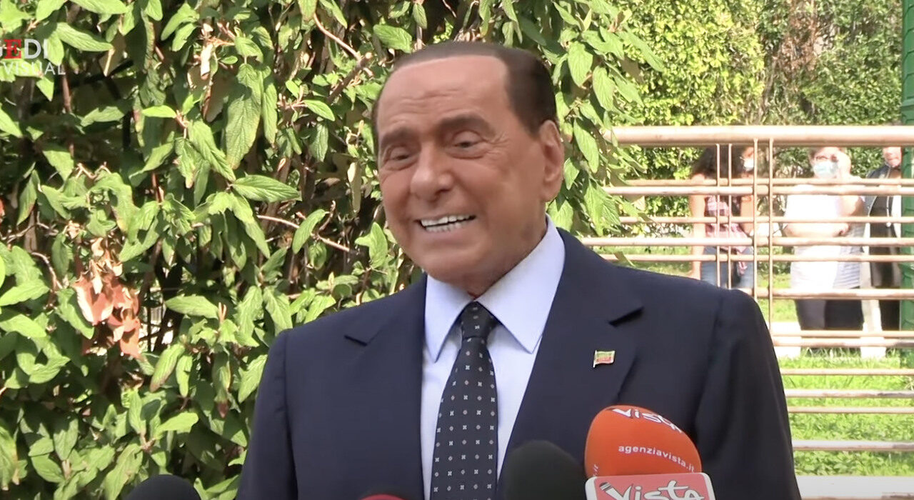 Ucraina, Berlusconi: “Kiev dica sì a Mosca”. Poi fa retromarcia