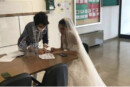 insegnante in abito da sposa