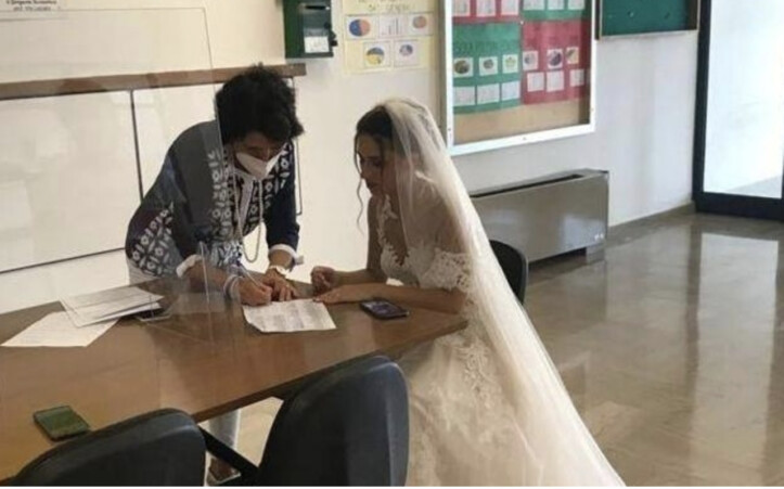 insegnante in abito da sposa