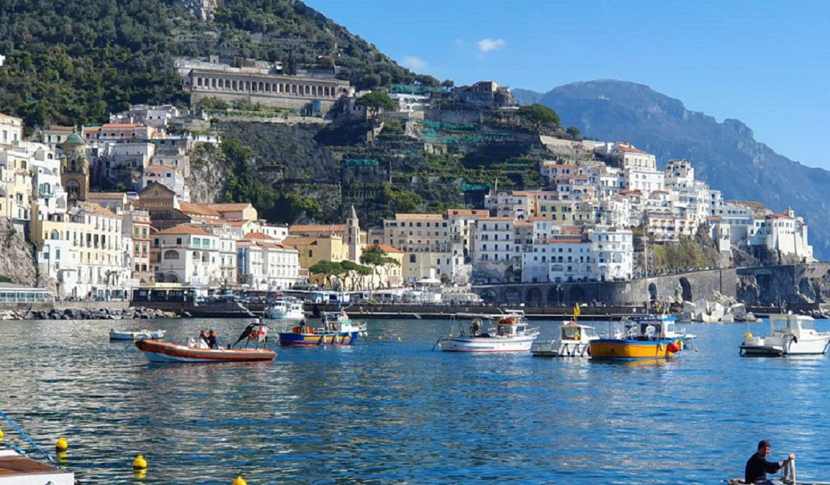 Amalfi, turista americana cade in mare mentre scatta un selfie: salvata da tre amalfitani
