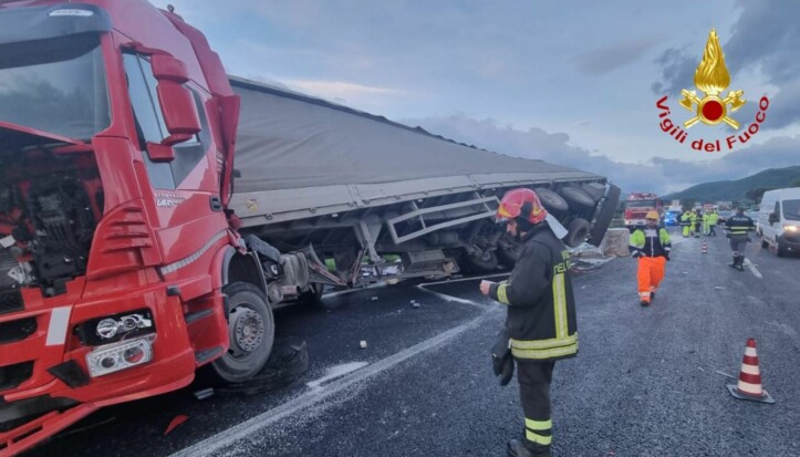 Incidente sull'A30 tir Baronissi Mercato San Severino Vigili del Fuoco