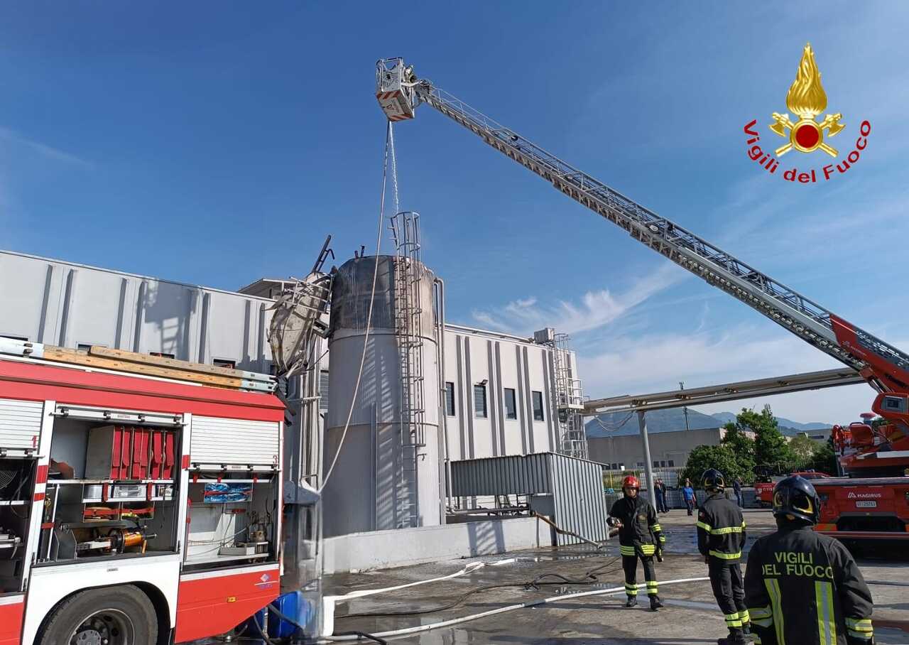 Salerno, esploso silos nella zona industriale: scatta sequestro
