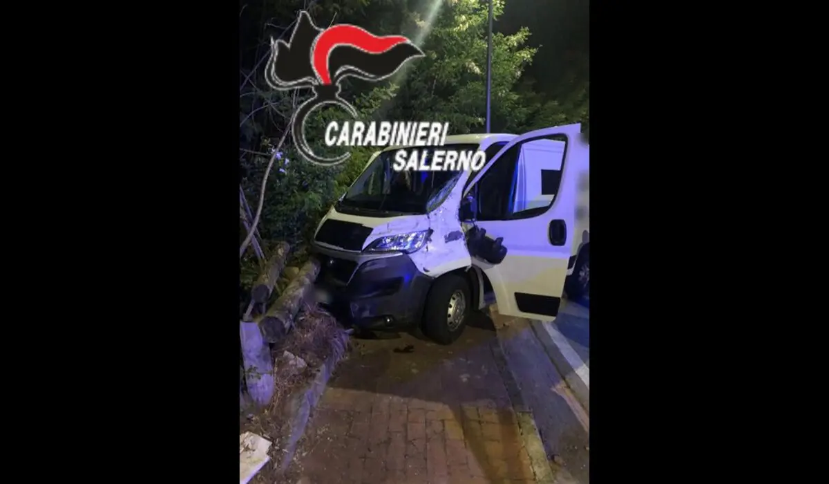 Salerno Carabinieri furgone (1)