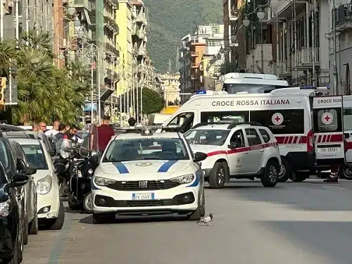 Salerno, Corso Garibaldi: scontro tra auto e moto, due feriti gravi