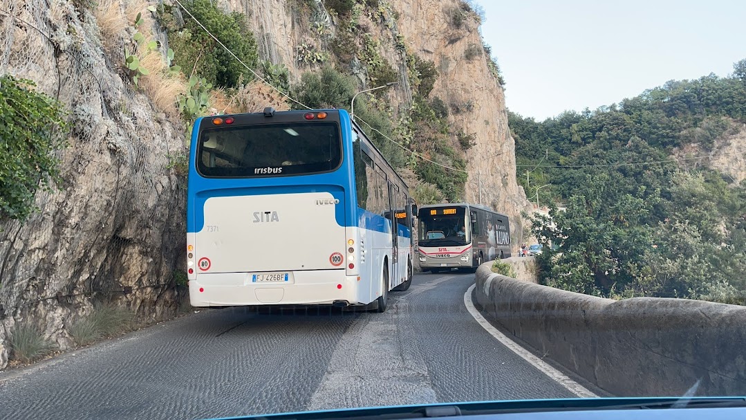 Furore, acqua e detriti colpiscono un bus: istituito senso unico alternato