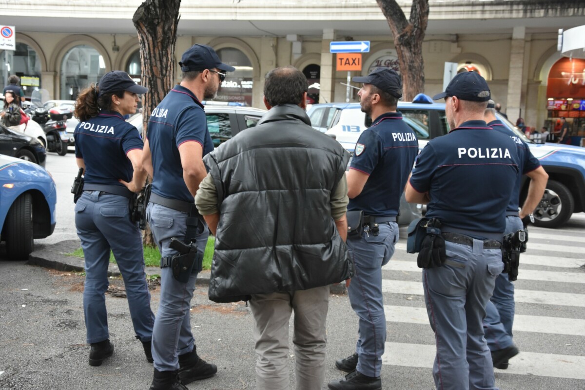 Salerno, stretta della Polizia sui parcheggiatori abusivi con denunce e daspo urbano