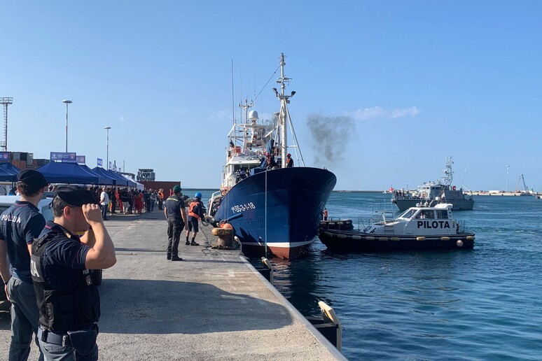 Salerno, oggi lo sbarco di 41 migranti: 28 sono minori non accompagnati