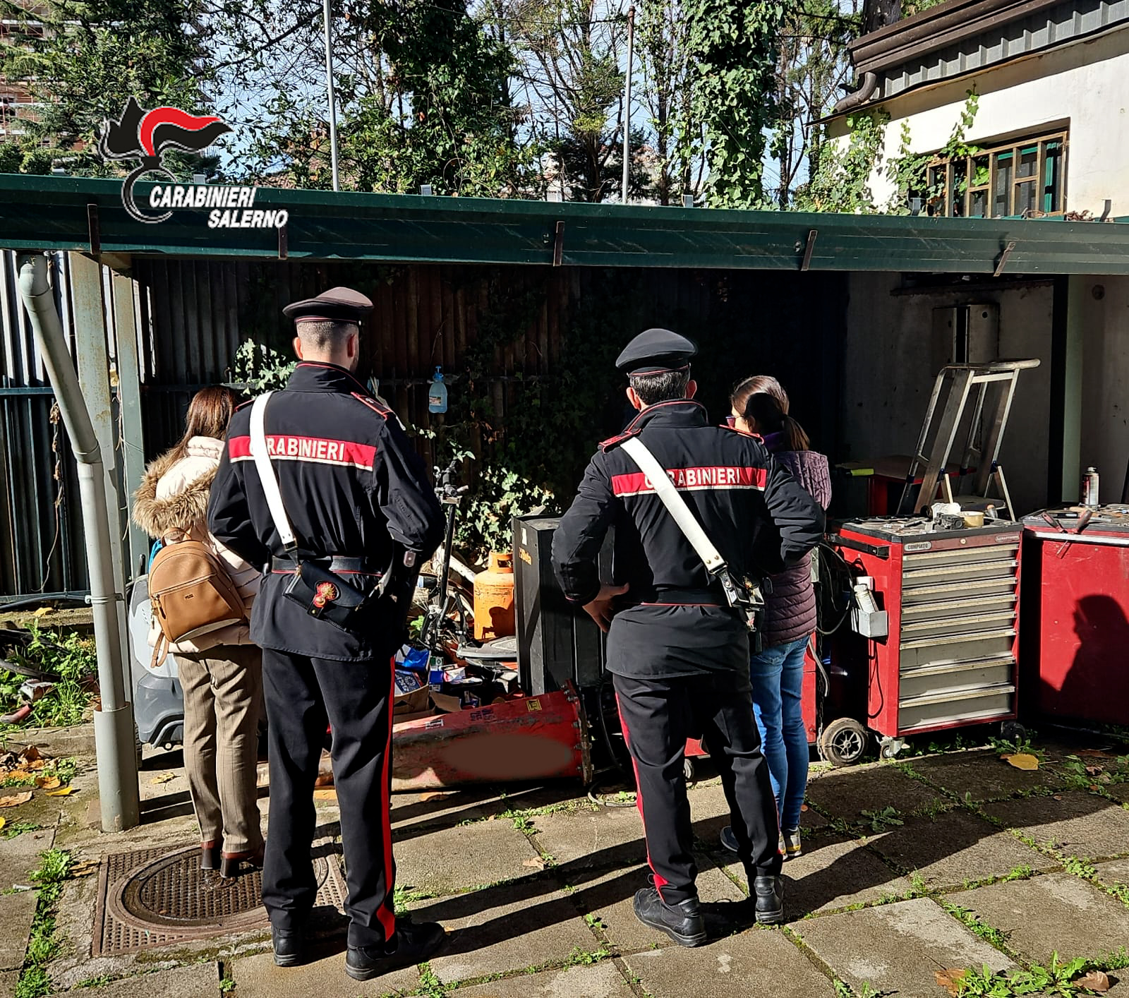 Pontecagnano, inseguiti dai carabinieri: lasciano il furgone con merce rubata a un’azienda di Battipaglia