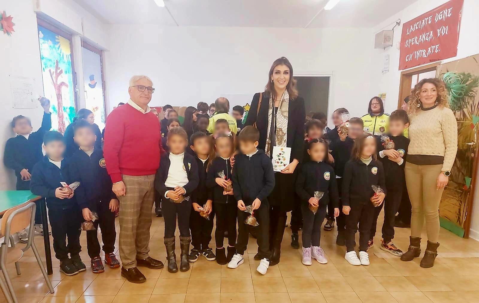 Baronissi, la Sindaca Anna Petta porta gli auguri di Natale e un dono ai bambini delle scuole