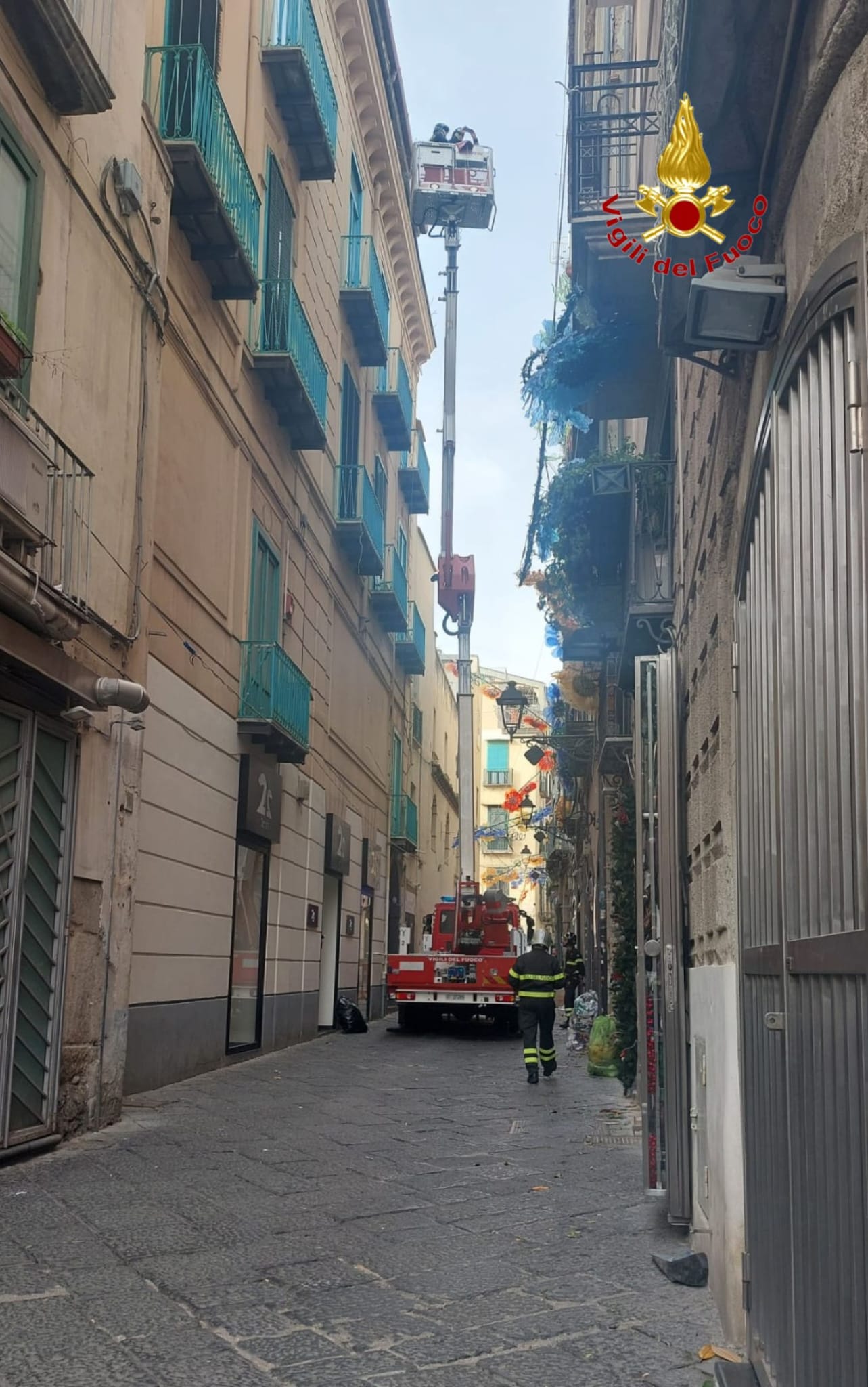 Salerno, via Mercanti: verifiche e messa in sicurezza dopo la caduta di calcinacci