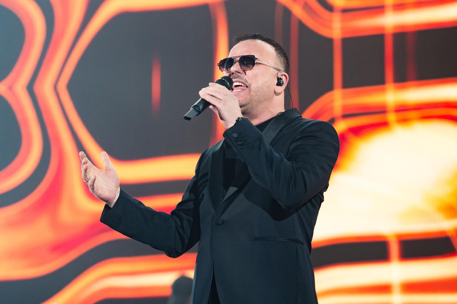 Gigi D’Alessio, un pianoforte e il suo pubblico