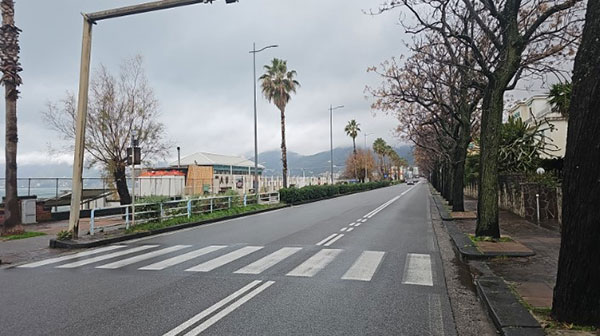 Lungomare Marconi, semaforo pedonale e strisce rialzate per frenare gli incidenti