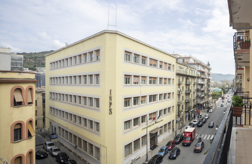 Salerno, lancia tavolino contro operai in Corso Garibaldi e scappa