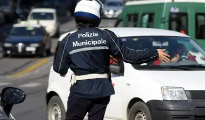 Salerno, sosta selvaggia nel weekend: 50 multe in una sera tra Largo Campo, via Roma e via Trieste