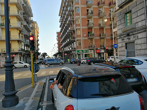 Salerno nel caos: traffico in tilt tra sosta selvaggia e mancanza di controlli