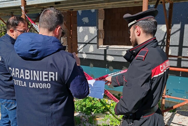 Edilizia abusiva su area protetta a Policastro: cantiere sequestrato, cinque indagati