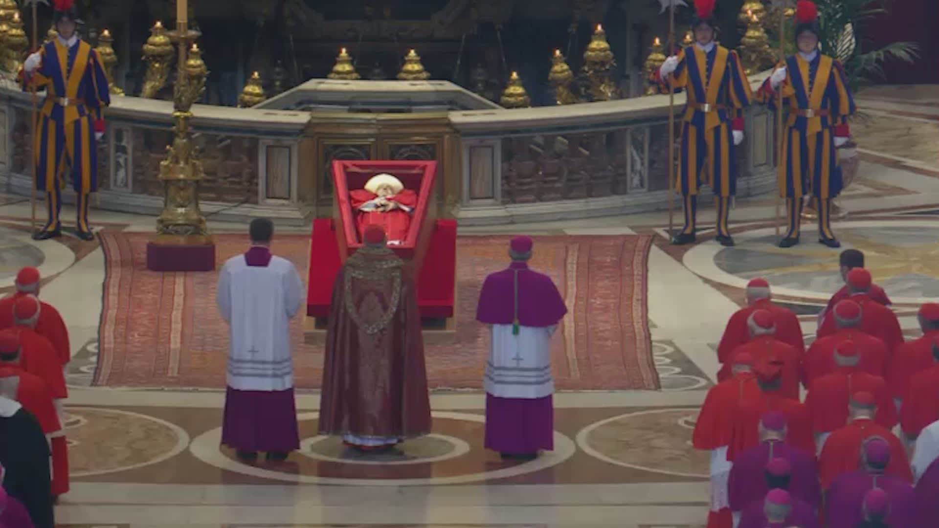 salerno veglia per papa francesco al duomo folla di fedeli sotto la pioggia da Zon.it salerno veglia per papa francesco al duomo folla di fedeli sotto la pioggia