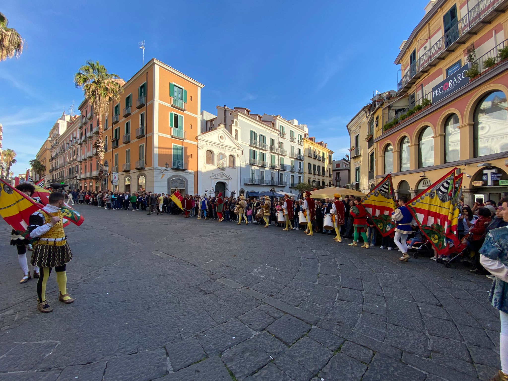 Salerno Centro da Zon.it salerno al centro storico la xxxiii fiera del crocifisso ritrovato