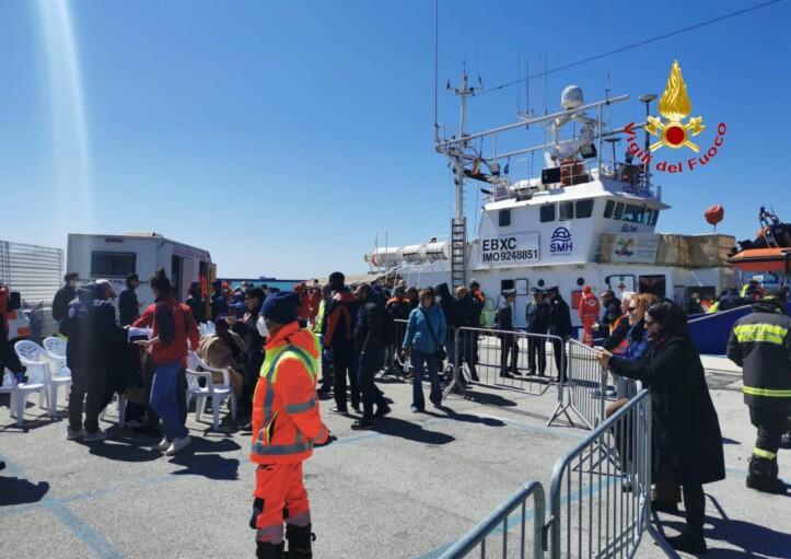 A Salerno lo sbarco della Aita Mari: tra i 108 migranti anche minori soli, famiglie e una donna incinta