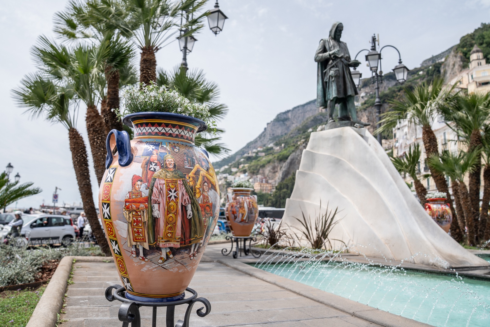 Ad Amalfi personaggi e vessilli delle Repubbliche Marinare risplendono in quattro opere ceramiche Ad Amalfi personaggi e vessilli delle Repubbliche Marinare risplendono in quattro opere ceramiche