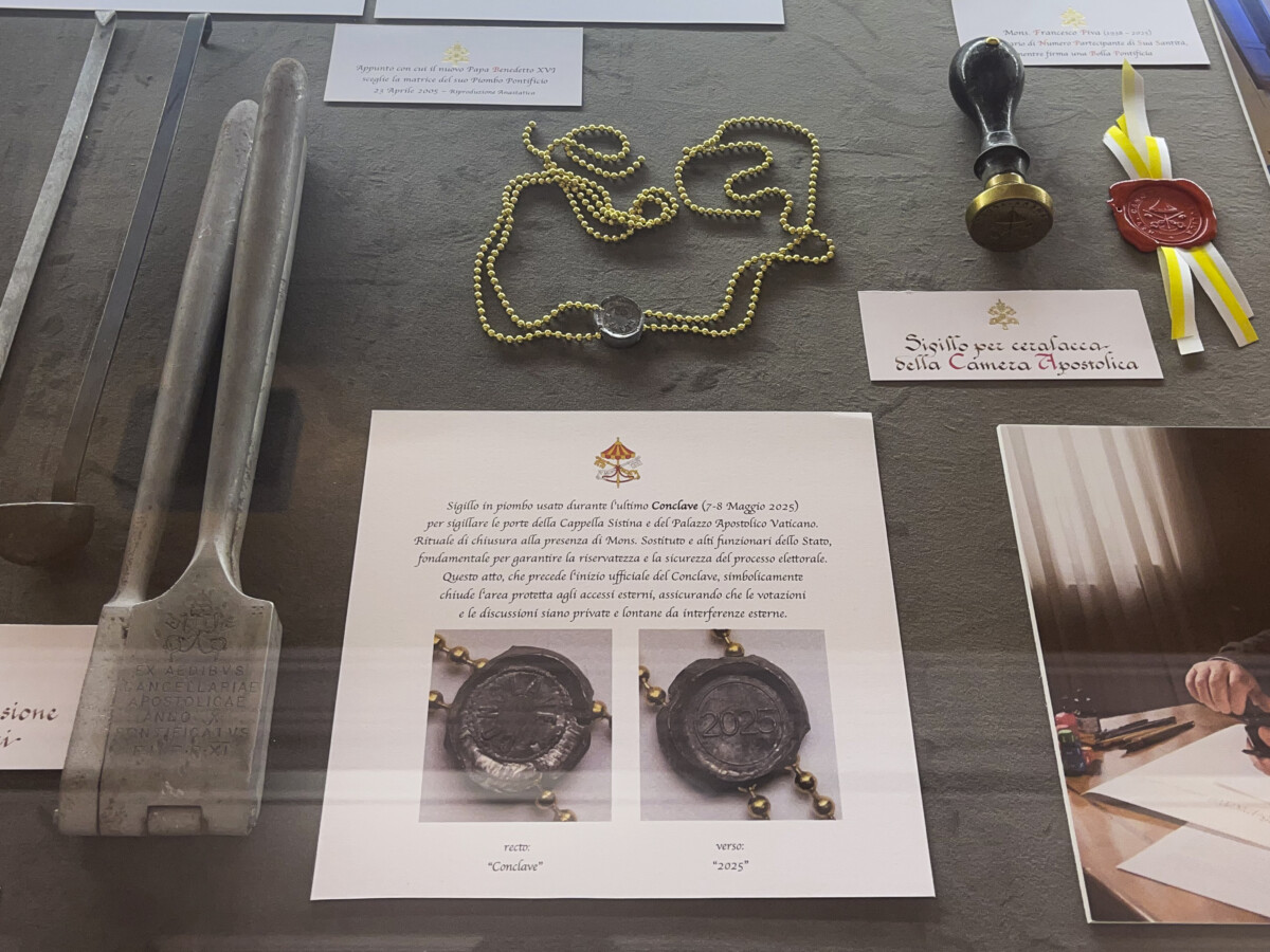 Il Sigillo del Conclave di Papa Leone XIV a Salerno: presentata la mostra “I Sigilli dei Papi” Il Sigillo del Conclave di Papa Leone XIV a Salerno: presentata la mostra “I Sigilli dei Papi”