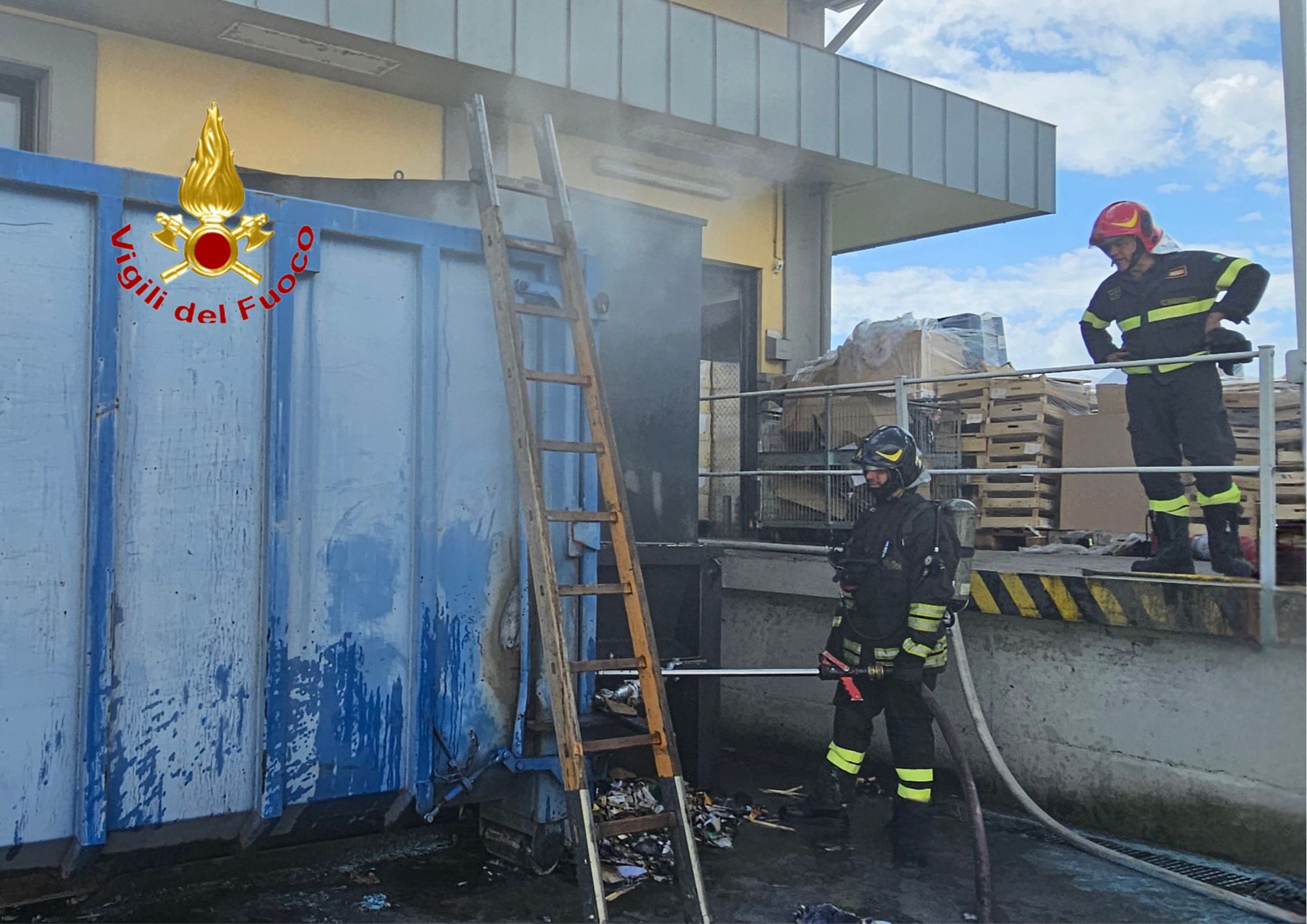 Pontecagnano, incendio al supermercato Lidl: in fiamme il compattatore del cartone, nessun ferito Pontecagnano, incendio al supermercato Lidl: in fiamme il compattatore del cartone, nessun ferito