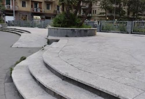 Salerno, coppia aggredita a colpi di coltello in piazza Scozia: feriti marito e moglie Salerno, coppia aggredita a colpi di coltello in piazza Scozia: feriti marito e moglie
