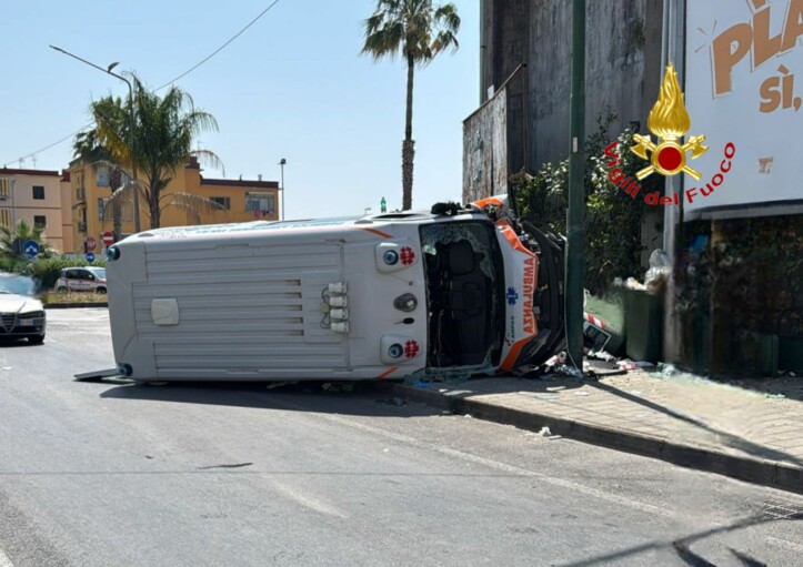Salerno, scontro tra ambulanza e auto in via delle Calabrie: tre feriti