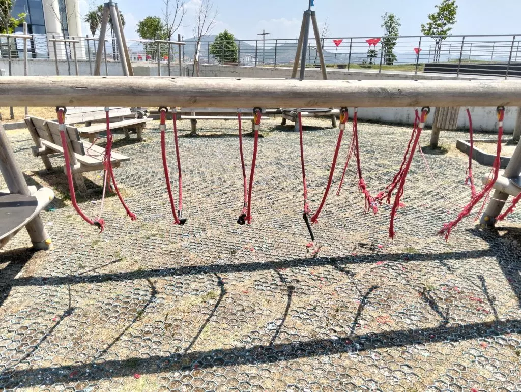 piazza della libert224 l8217area giochi degradata pericoli per i bambini