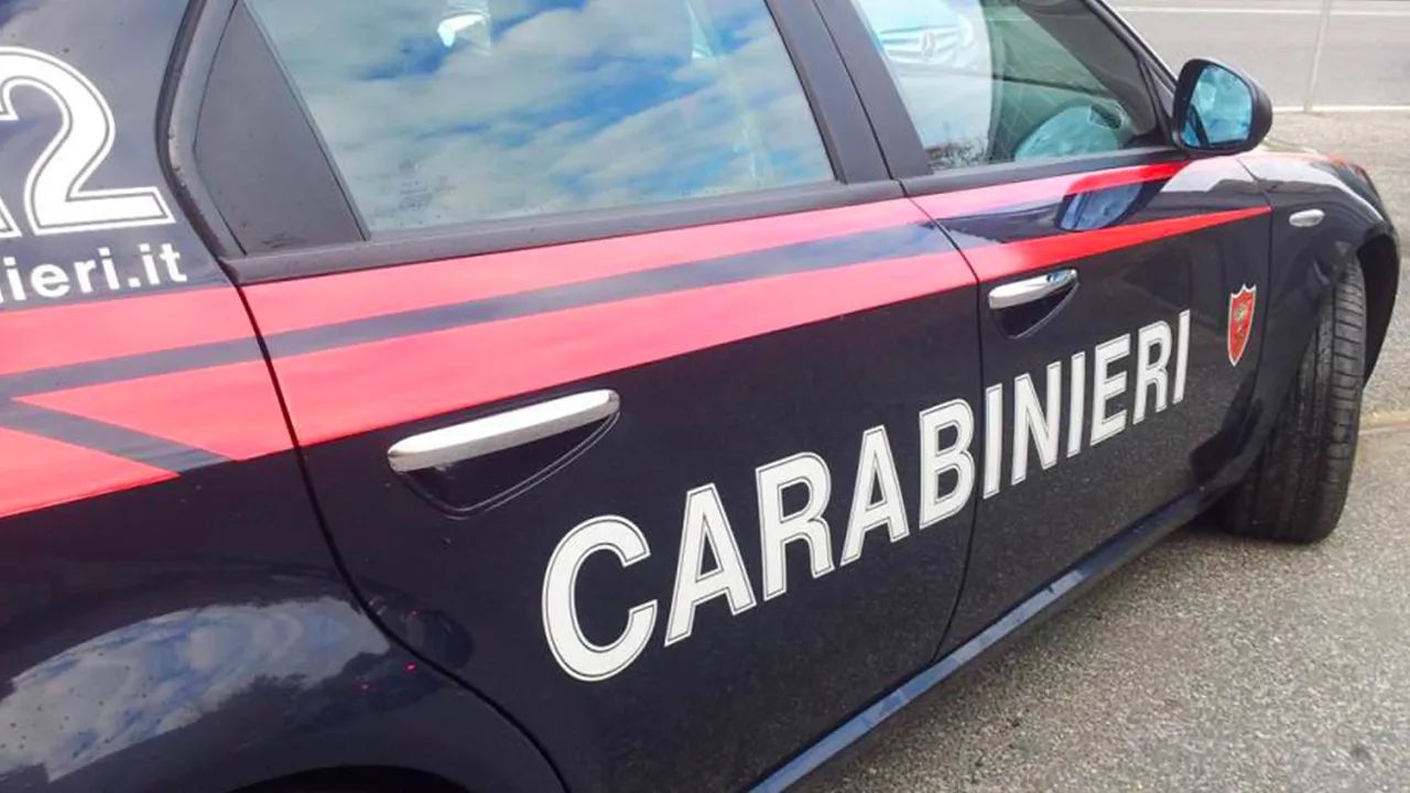 Pagani, corriere rapinato in strada: caccia a due uomini