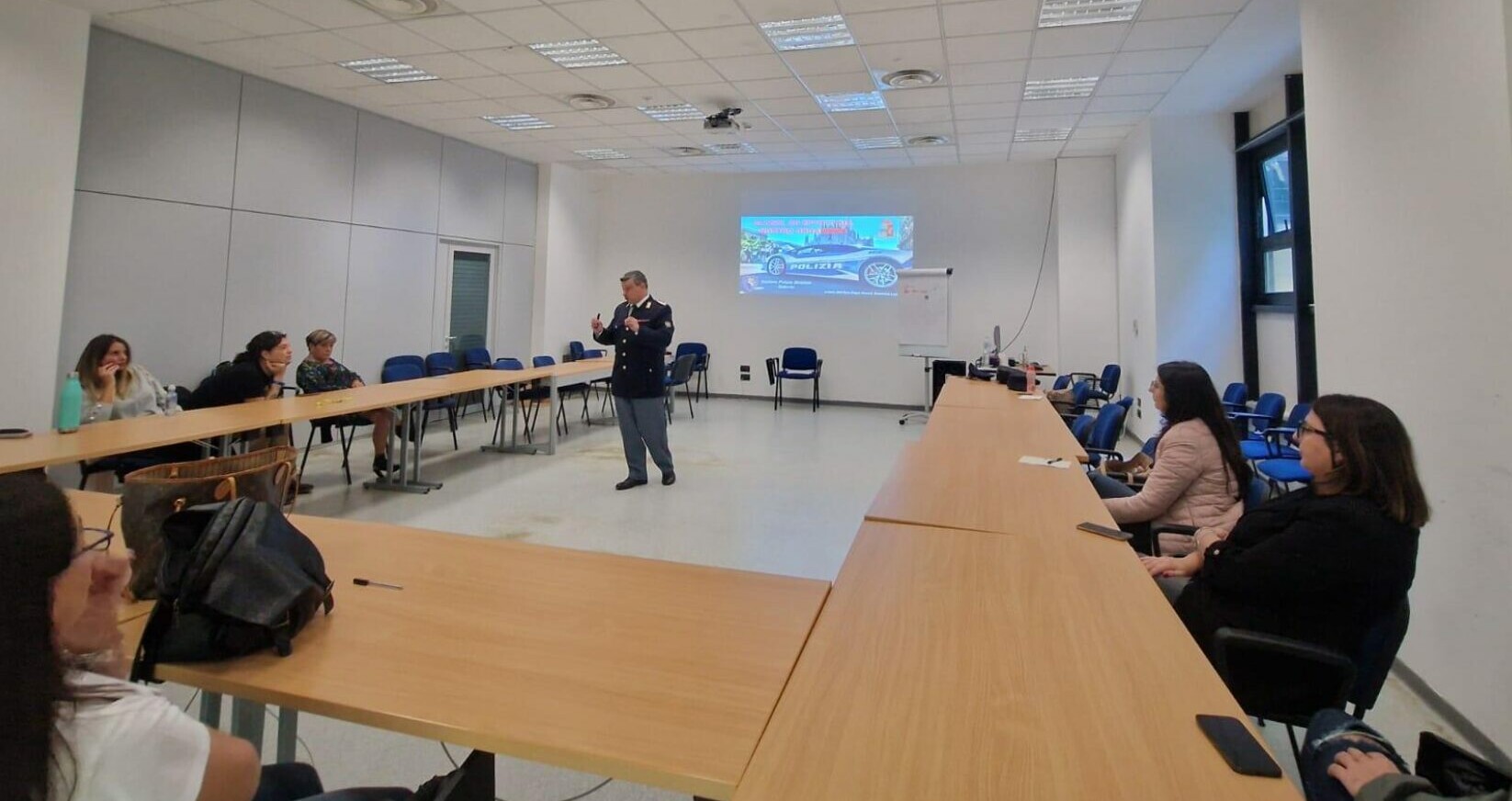 Polizia di Stato: “Guida Sicura” – Lezioni di guida responsabile Polizia di Stato: “Guida Sicura” – Lezioni di guida responsabile