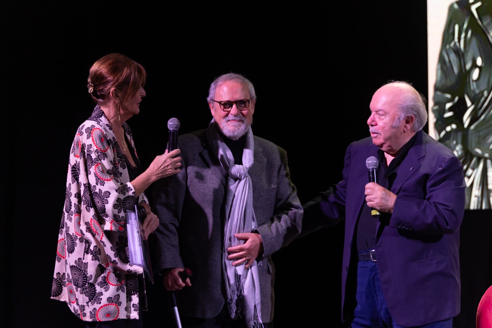 Salerno, Lino Banfi, risate, ricordi e l’abbraccio col cugino: standing ovation al Premio Charlot