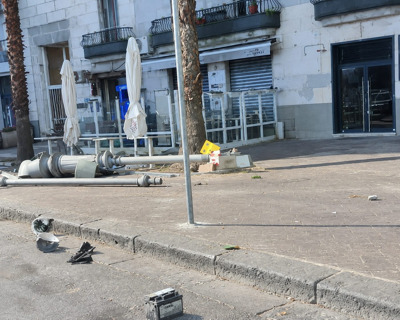 salerno auto si schianta in piazza della concordia abbattuti tre pali della luce da Zon.it salerno auto si schianta in piazza della concordia abbattuti tre pali della luce