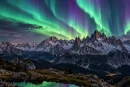 Aurora boreale rossa sopra le rocce del massiccio delle Tofane, fotografata dal Passo Giau sopra Cortina d'Ampezzo il 10 ottobre 2026