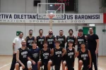 Giocatori della Baronissi Basketball Academy sul parquet del Palairno di Baronissi prima dell'esordio in Divisione Regionale 2