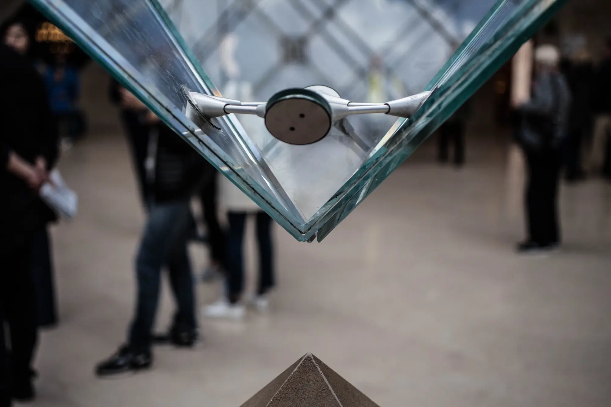 il louvre rischia di chiudere l8217allarme del presidente a un anno dal furto dei gioielli da Zon.it il louvre rischia di chiudere l8217allarme del presidente a un anno dal furto dei gioielli